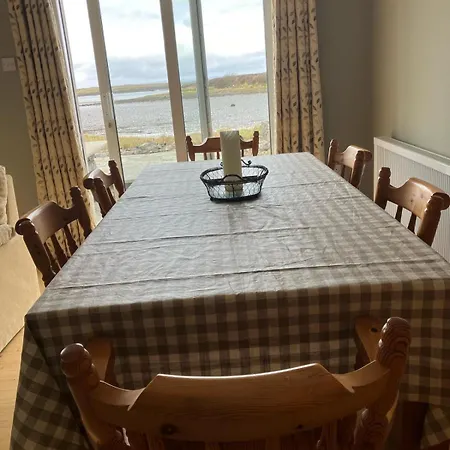 Cozy Waterside Retreat بيت للعطل